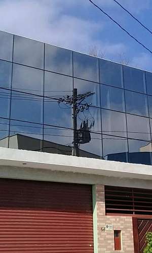 fachada de vidro espelhado
